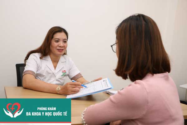 Bác sĩ Đinh Thị Quỳnh Huế tư vấn phá thai cho bệnh nhân